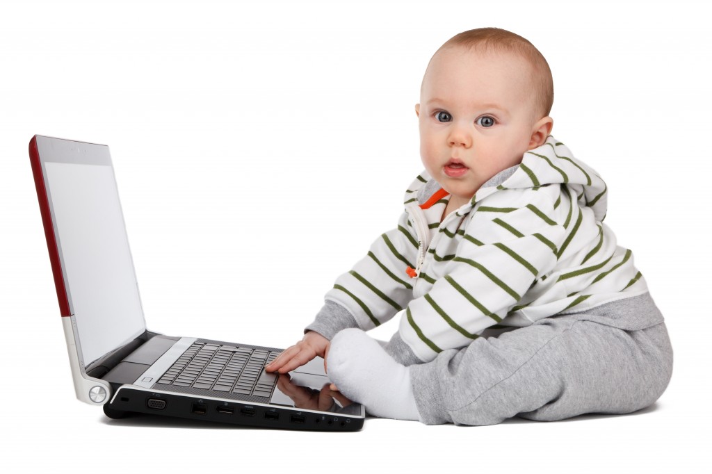baby_with_a_laptop_204935